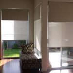 ستائر مزدوجة في الداخل من منزل خاص