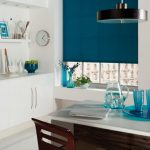 لفة زرقاء لحماية المطبخ من أشعة الشمس