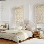 الستائر البيج في غرفة النوم الداخلية