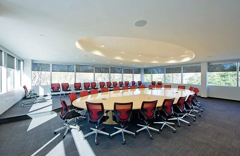 الداخلية من مكتب الفضاء مع الستائر الدوارة على النوافذ