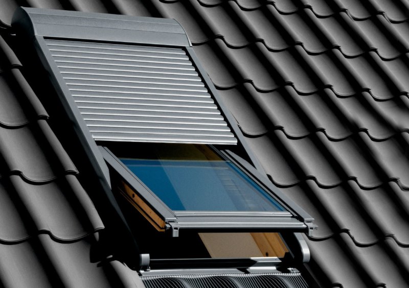 كوة أرجوحة مع مصاريع الأسطوانة الخارجية