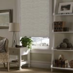 الرول أعمى في غرفة المعيشة الداخلية