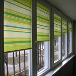 ستائر بخطوط على نوافذ الشرفة