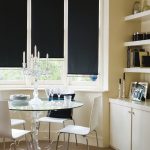 ستائر سوداء على نافذة المطبخ