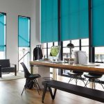 ستائر رول زرقاء على النوافذ العالية