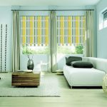 الجمع بين زخرفة النوافذ في غرفة المعيشة