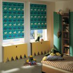 ستائر ملفوفة في داخل غرفة الأطفال