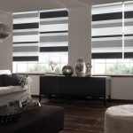 الستائر ليلا ونهارا على نوافذ غرفة المعيشة