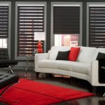 ستائر سوداء مثل الحمار الوحشي في داخل غرفة المعيشة