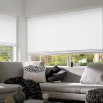 الوسادات الزخرفية على أريكة رمادية