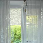 تول خفيف الوزن على النافذة مع الستائر الدوارة