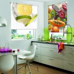 طباعة مشرقة على الستائر في المطبخ