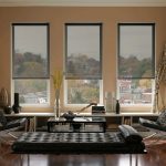 أثاث أسود في داخل غرفة المعيشة