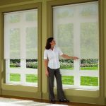 نوافذ عالية مع ستائر رول شفافة