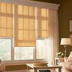 الستائر الدوارة ثلاثية الأجزاء والستائر الكلاسيكية في غرفة المعيشة