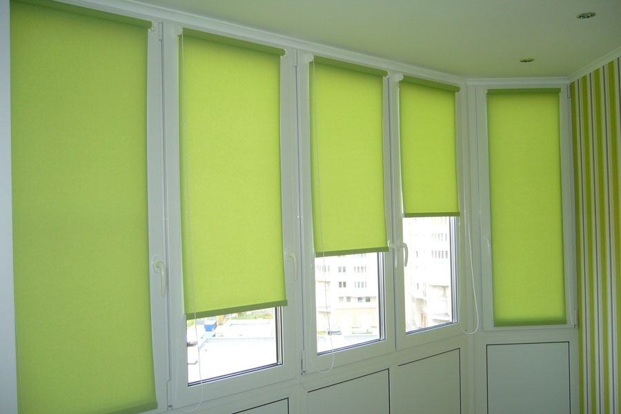 الستائر الدوارة التي أثيرت على شرفة شقة في المدينة