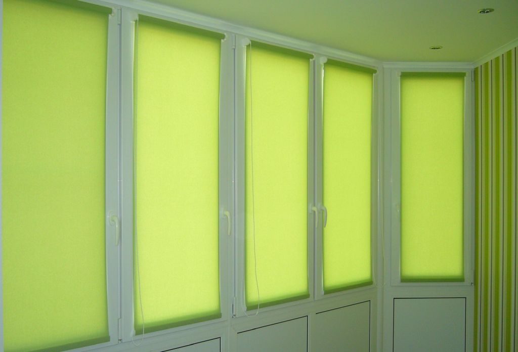 الستائر الدوارة مغلقة على نافذة شرفة بلاستيكية