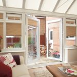 الستائر في المنزل مع الوصول إلى الشرفة