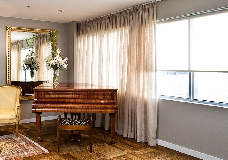 ستائر شفافة في الداخل الكلاسيكي