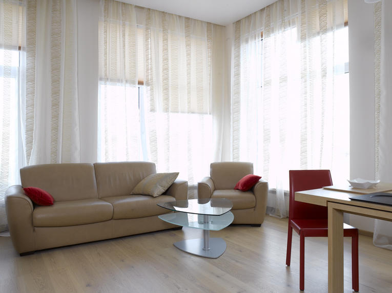 مزيج من تول شفاف مع الستائر الدوارة في أسلوب بساطتها