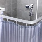 بمساعدة طنف مرن ، يمكنك تعليق ستارة كشك الدش