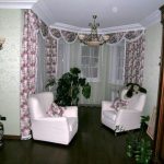 كورنيش مرن مدمج في مكانة السقف في غرفة المعيشة