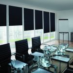 ستائر سوداء على النافذة البانورامية