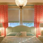 ستائر وردية على نافذة غرفة النوم
