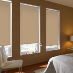 الستائر البيج في غرفة النوم الداخلية