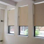 نافذة الديكور مع الستائر الدوارة المفتوحة