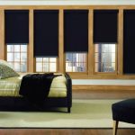 غرفة نوم مع نافذة كبيرة