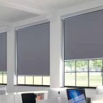 الستائر الرمادية في مساحة المكتب