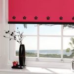 إناء زخرفي أسود على حافة النافذة