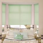 الوسائد الزخرفية على السرير في غرفة النوم