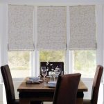 ستارة رومانية على النافذة في غرفة الطعام