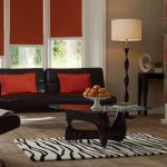 وسائد المارون على أريكة سوداء