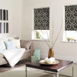 تصميم غرفة المعيشة مع اثنين من النوافذ