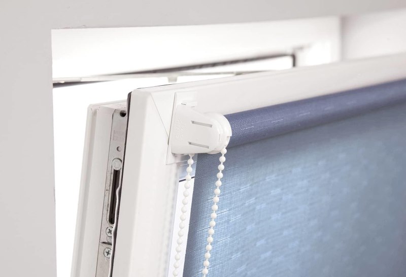 الأسطوانة الأعمى على رفرف النافذة البلاستيكية