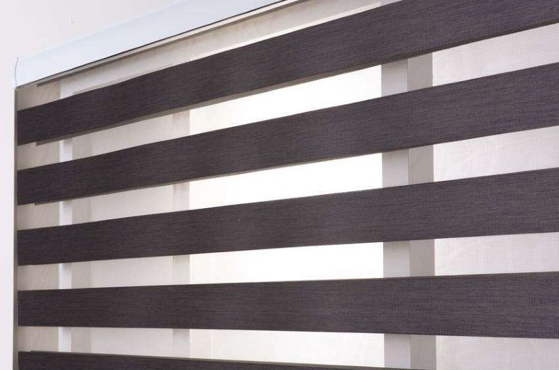 خطوط داكنة وخفيفة على ستارة نظام الليل والنهار