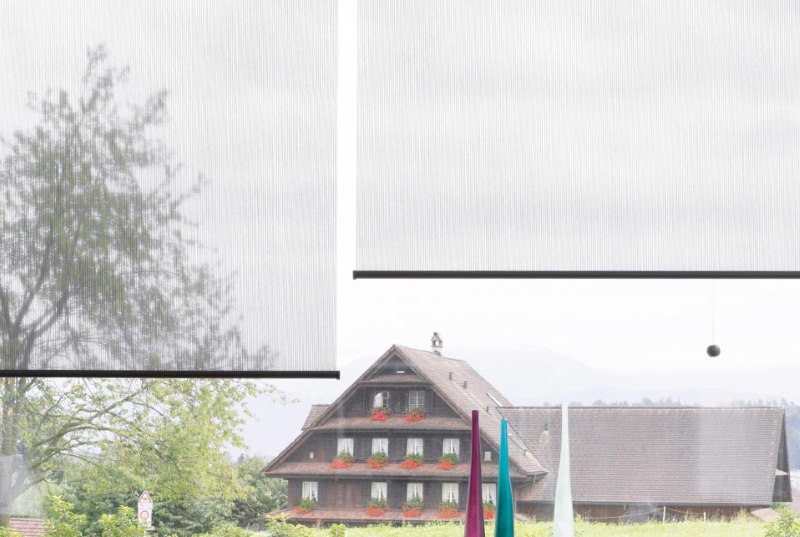 الستائر الدوارة الشفافة على شرفة منزل خاص