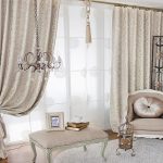 الستائر والستائر في الداخل لغرفة المعيشة الكلاسيكية