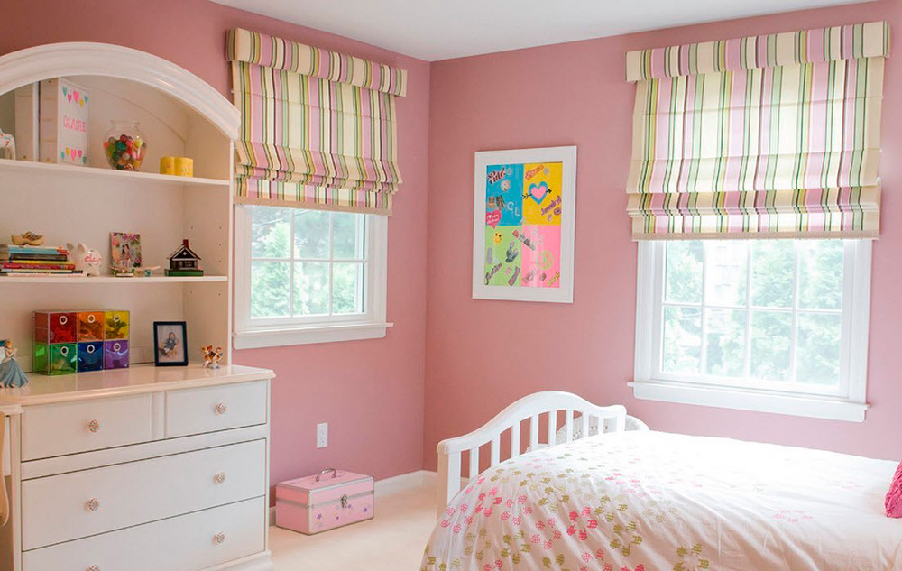 ستائر رومانية بخطوط على النوافذ في الحضانة