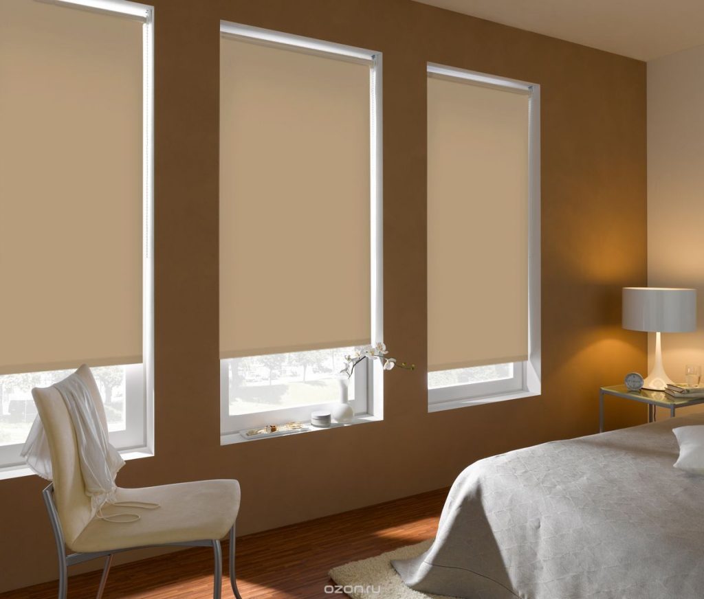 غرفة نوم داخلية مع ستائر سميكة