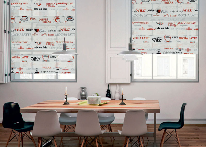 منطقة لتناول الطعام الداخلية مع الستائر الدوارة على النوافذ