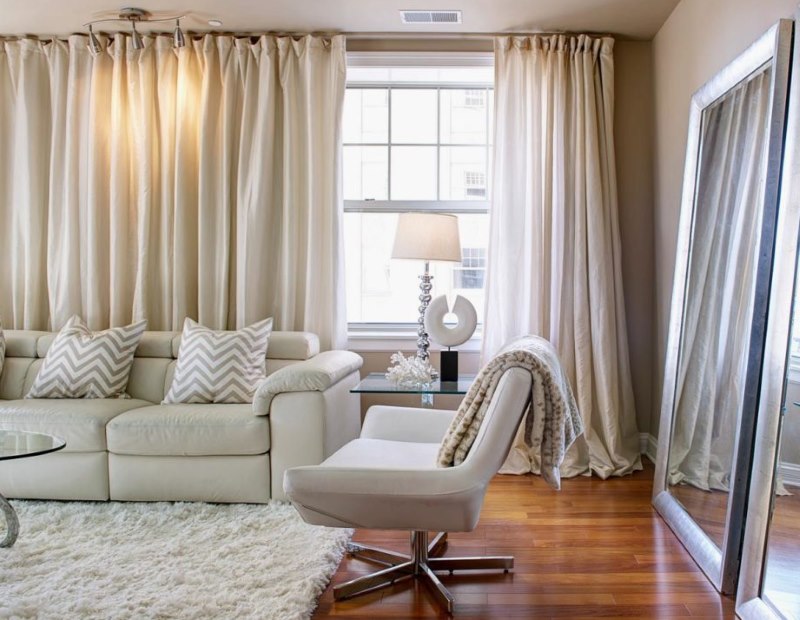 ستائر مستقيمة بلون الكريم في داخل غرفة المعيشة