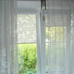 مزيج من الستائر الدوارة وتول