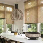 ستائر أنيقة في غرفة المعيشة المريحة لتناول الطعام