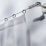 سلسلة قضيب الستارة إلى الحمام