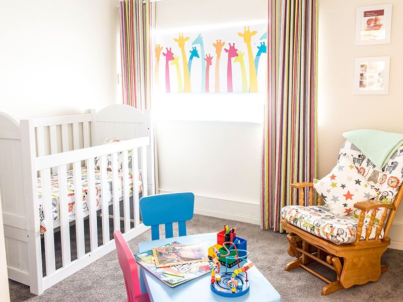 طفل رضيع من النافذة مع الستائر الدوارة