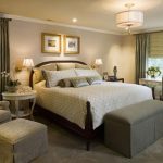 ستائر رومانية خفيفة في الداخل بغرفة نوم واسعة مع نافذتين